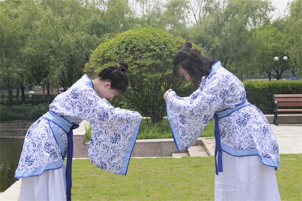 我院学子举行端午祭祀体验古风汉服之美