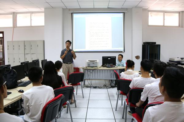 南京政治学院新闻系博导熊忠辉教授来我校讲述“影视文化生产的资本逻辑”